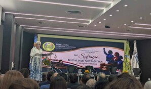 "El voto femenino cost&oacute; sudor, l&aacute;grimas y sangre", afirma Mu-Kien Sang en acto del TSE