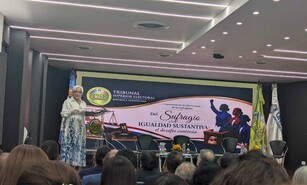 "El voto femenino cost&oacute; sudor, l&aacute;grimas y sangre", afirma Mu-Kien Sang en acto del TSE