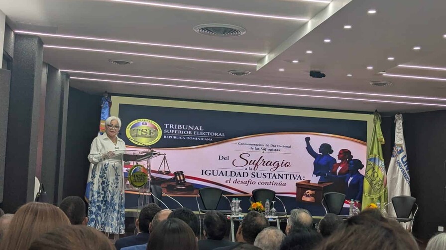 "El voto femenino cost&oacute; sudor, l&aacute;grimas y sangre", afirma Mu-Kien Sang en acto del TSE