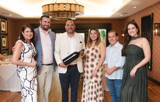Jason Santos participa en jornadas sobre vinos organizadas por El&iacute;as Distribuci&oacute;n en RD