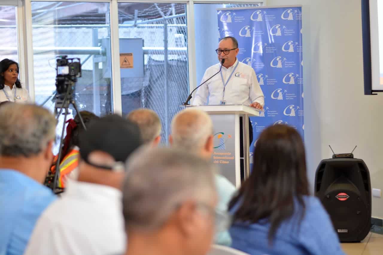 Te&oacute;filo G&oacute;mez, administrador del Aeropuerto del Cibao,&nbsp;durante la presentaci&oacute;n de los avances de la obra.
