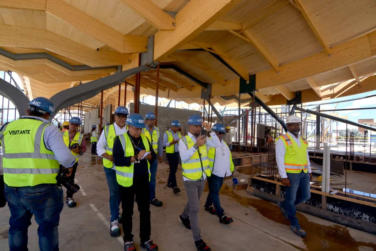Un equipo supervisando los trabajos de ampliaci&oacute;n.