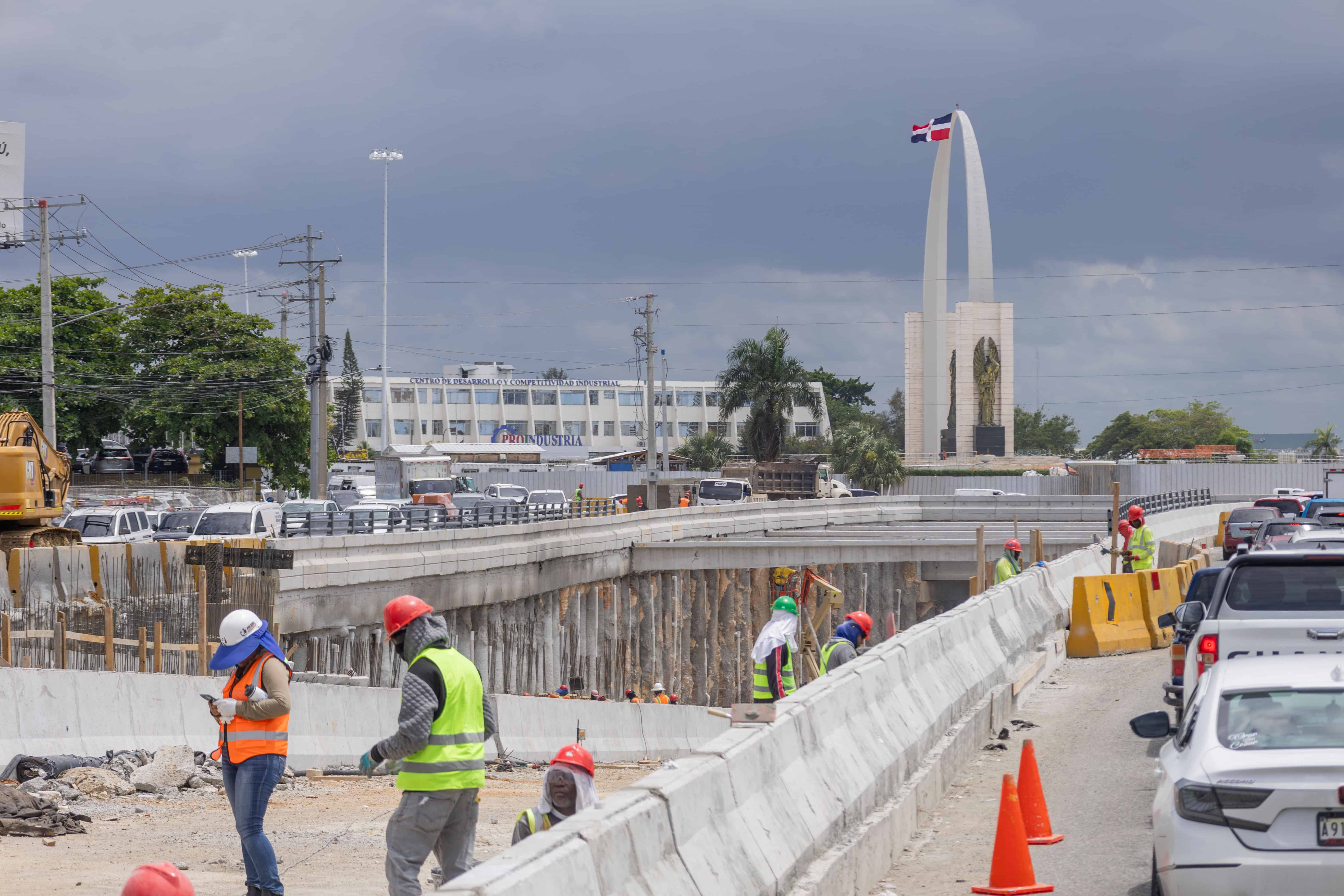 Obreros trabajan con celeridad para terminar la obra en el plazo establecido 