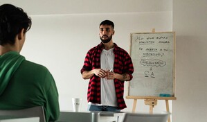 Cristian Ayala: "El muro que ten&iacute;a de adolescente todav&iacute;a explica mucho de lo que hago hoy"