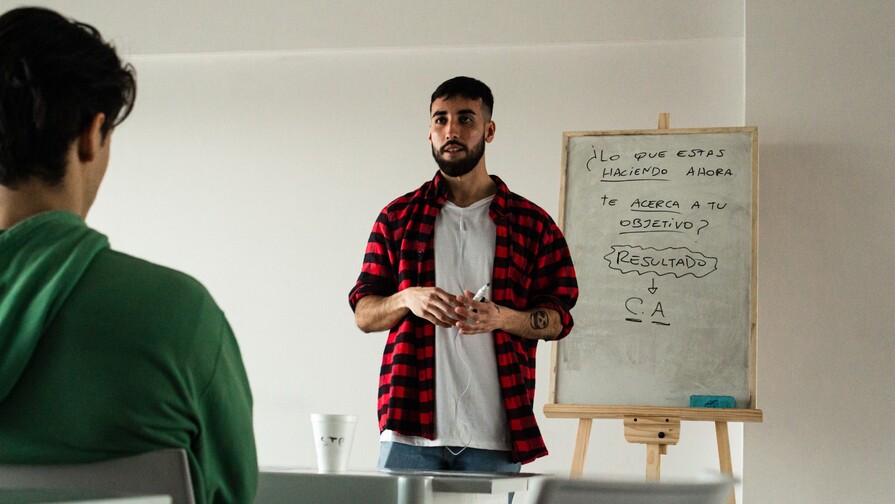 Cristian Ayala: "El muro que ten&iacute;a de adolescente todav&iacute;a explica mucho de lo que hago hoy"
