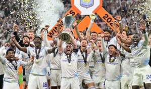 Aston Villa desfila con el trofeo de la Europa League en Birmingham