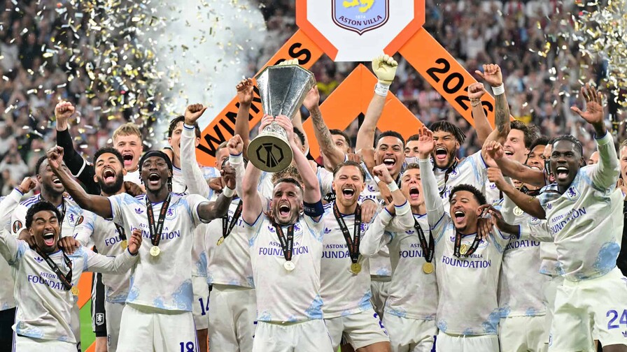 Aston Villa desfila con el trofeo de la Europa League en Birmingham