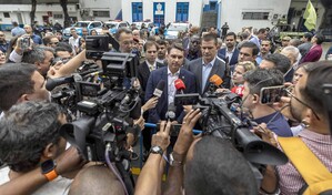 Fl&aacute;vio Bolsonaro, en plena tormenta a meses de las elecciones en Brasil