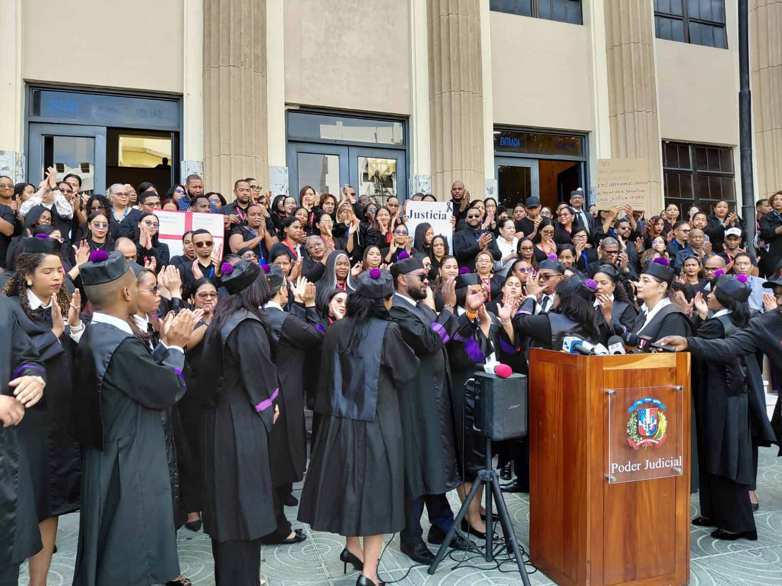 Los jueces del Distrito Nacional durante su manifiesto en la parte frontal del Palacio de Justicia de Ciudad Nueva.