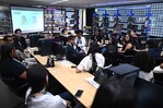 Jóvenes latinoamericanos exigen una transformación radical de la política tradicional Jóvenes latinoamericanos exigen una transformación radical de la política tradicional