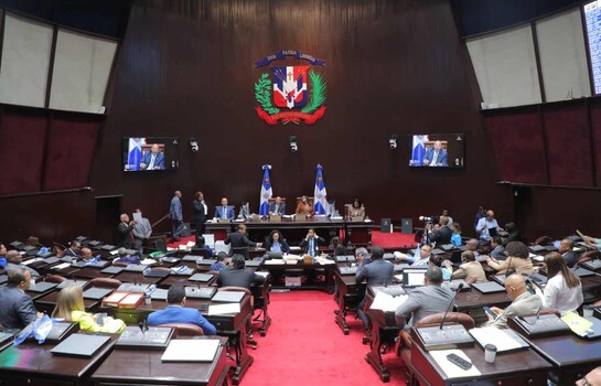 Dos semanas despu&eacute;s de aprobarla, diputados sacan "temporalmente" de agenda la reforma laboral