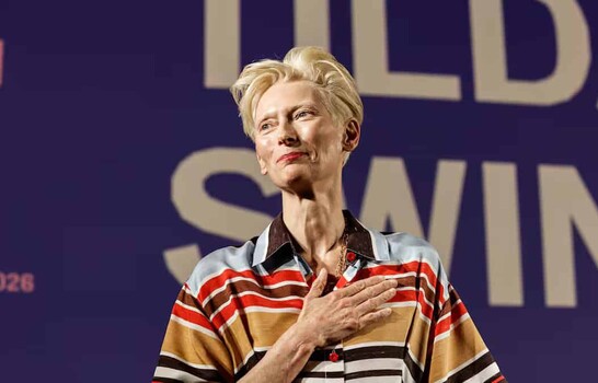 Tilda Swinton defiende en Cannes la inteligencia de los humanos sobre la de la IA