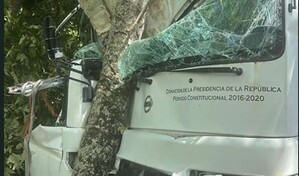 Tres estudiantes y chofer de autob&uacute;s escolar resultan heridos en accidente en Boca del Yuma