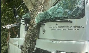 Cuatro menores lesionados tras el choque de autob&uacute;s contra un &aacute;rbol en Boca de Yuma