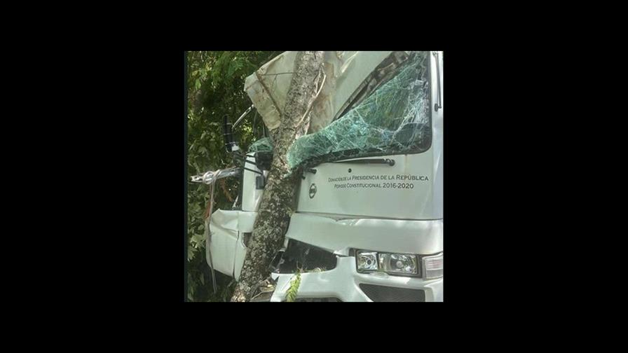 Tres estudiantes y chofer de autobús escolar resultan heridos en accidente en Boca del Yuma