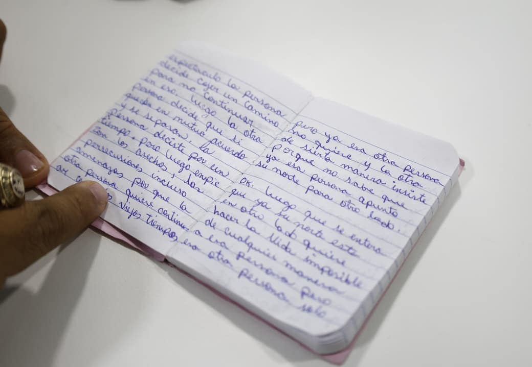 Relato de Indhira Carolina plasmado en la libreta.