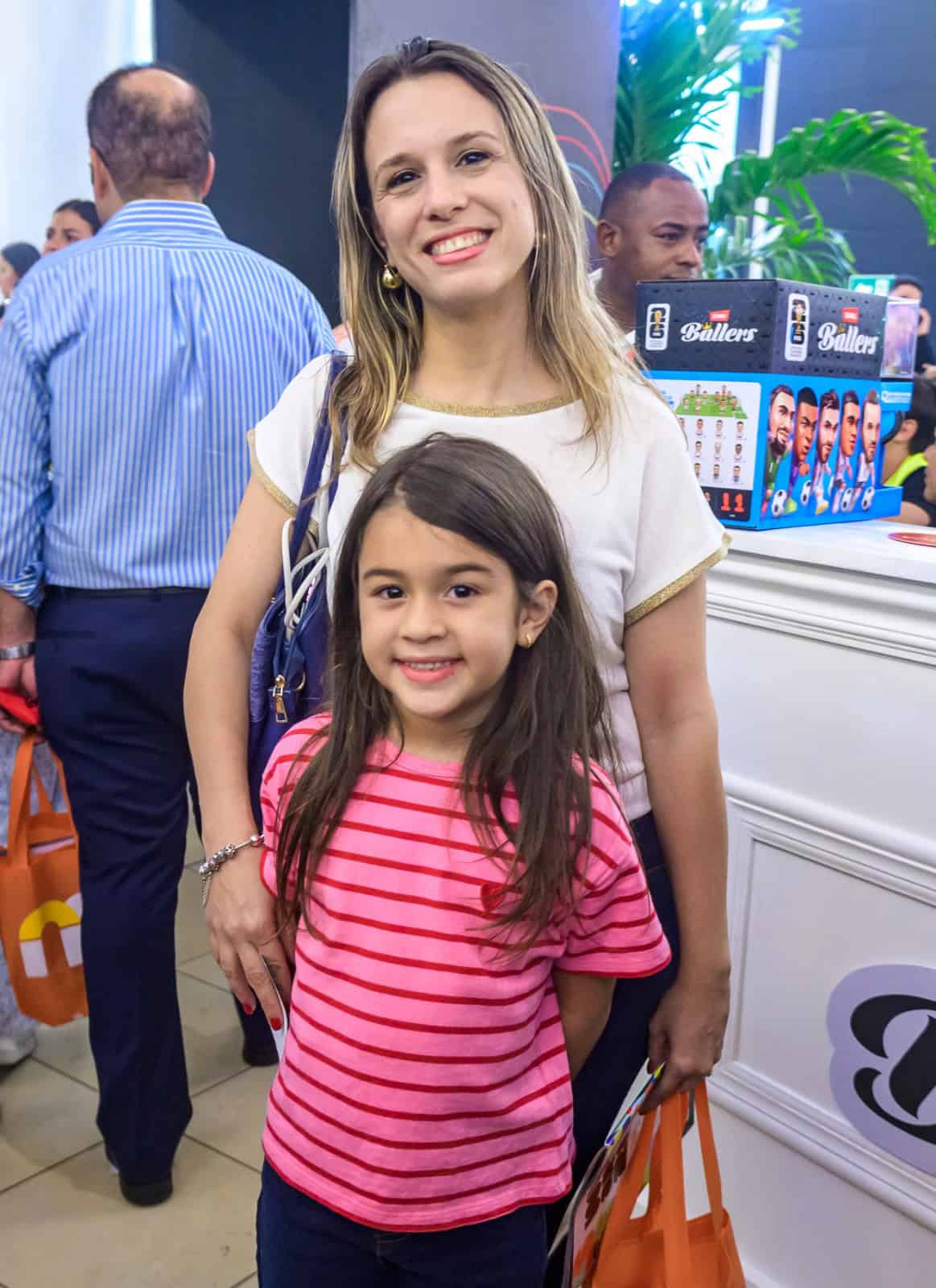 Paola Matos y Valentina González.