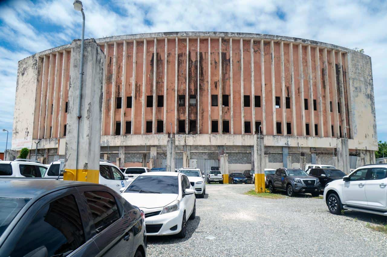 Vehículos ocupan parte del terreno del Agua y Luz en el Centro de los Héroes, en el Distrito Nacional.