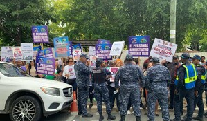 Personal administrativo de salud hace un plant&oacute;n frente al SNS en exigencia de aumentos salariales