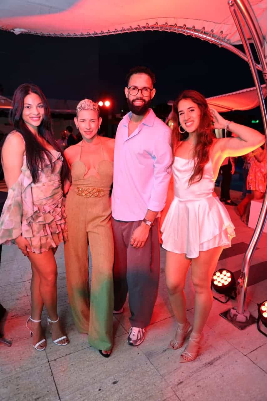 Yanna Gil, Ana Martínez, Julio Guzmán y Lía Lorena.