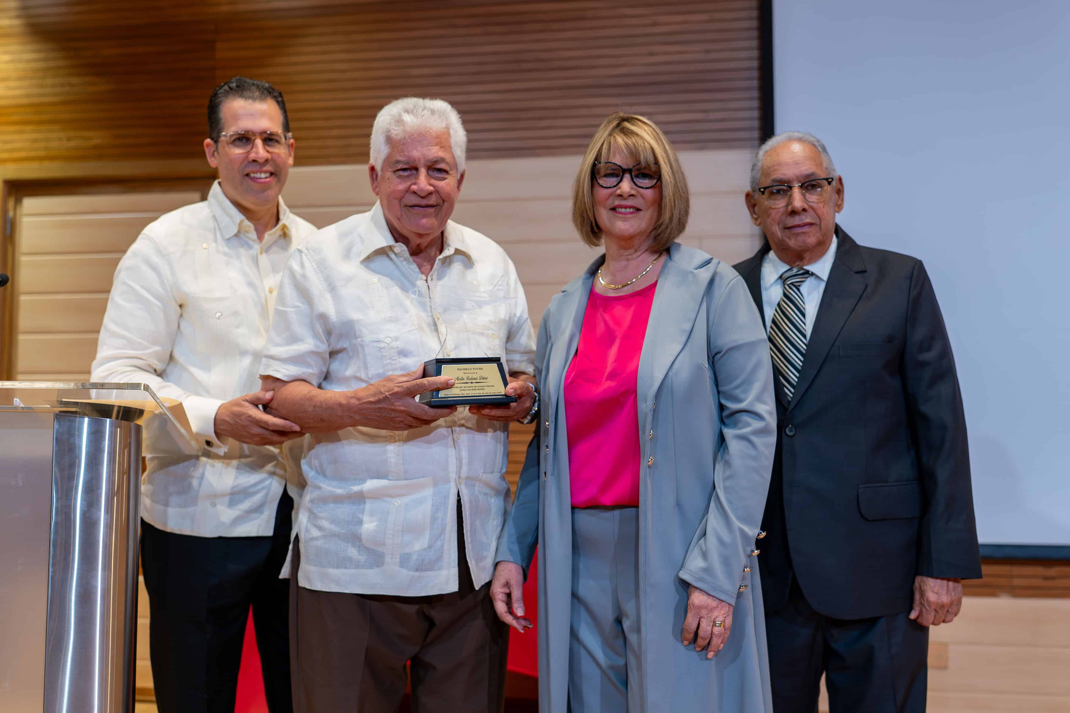 Martin Radamés Dilone fue reconocido por la agencia por ser parte de su historia junto a su bella familia por 40 años. En la foto Joaquin Dilone, Radamés Dilone, Margarita de Vidal y Luis José Vidal.