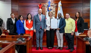 Ayuntamiento de Santiago declara "Visitante Distinguida" a embajadora de Francia en RD