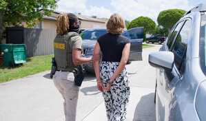 ICE arresta a cubana hermana de ejecutiva de empresa militar Gaesa y le revoca residencia