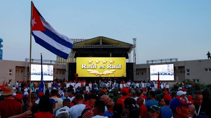 Manifestación frente a embajada de EE. UU. en Cuba en apoyo a Raúl Castro Manifestación frente a embajada de EE. UU. en Cuba en apoyo a Raúl Castro
