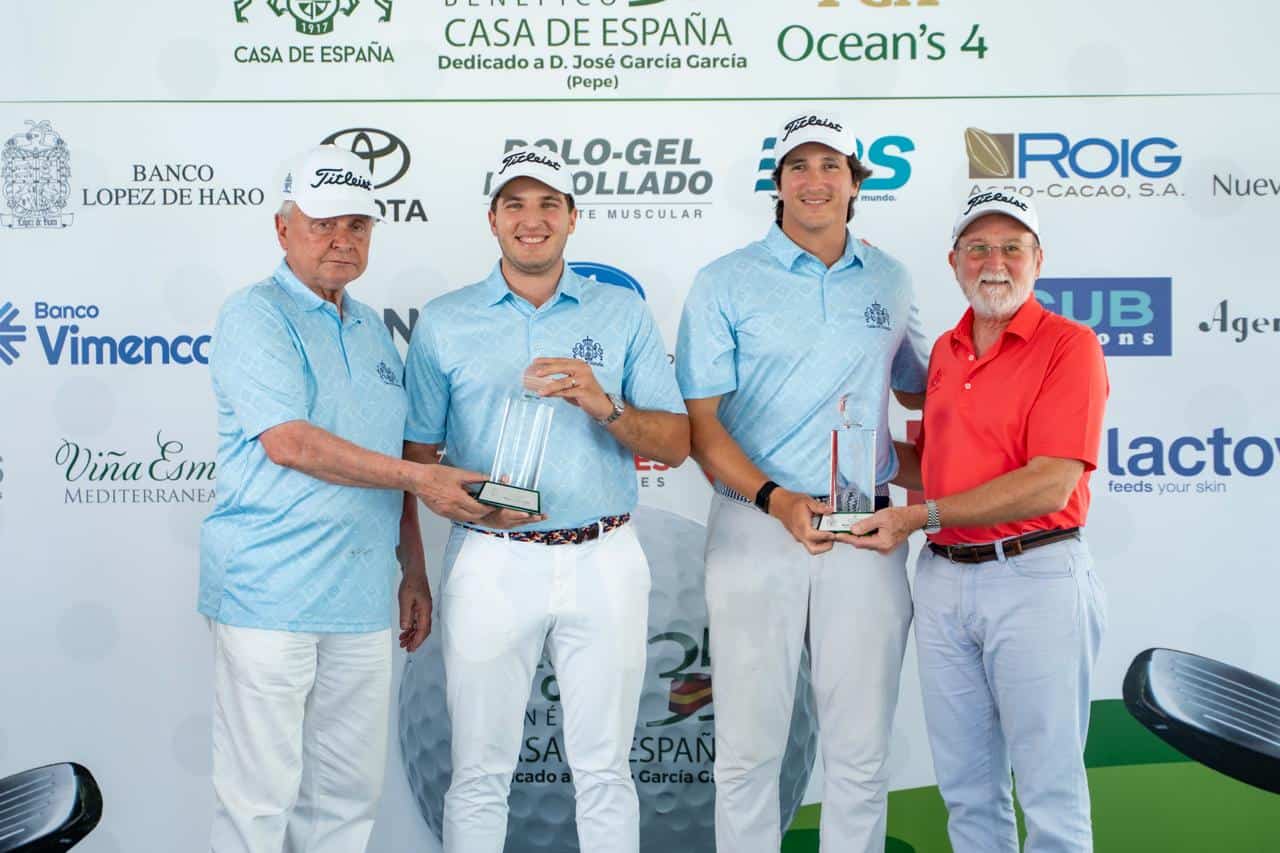 Segundo Rodríguez e Ignacio Méndez entregando la Copa Casa de España a los jugadores Bolívar Batista y Milton Franco García.