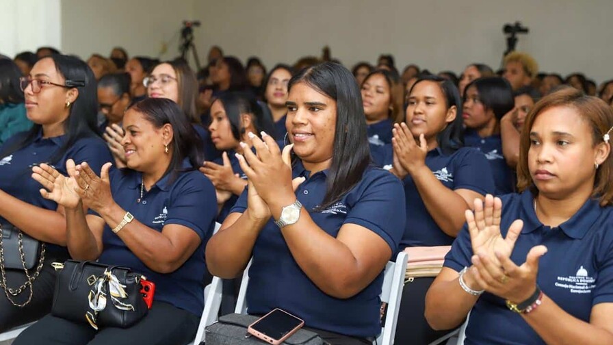 Sup&eacute;rate y Conape habilitan 71 personas cuidadoras para atenci&oacute;n domiciliaria en Azua