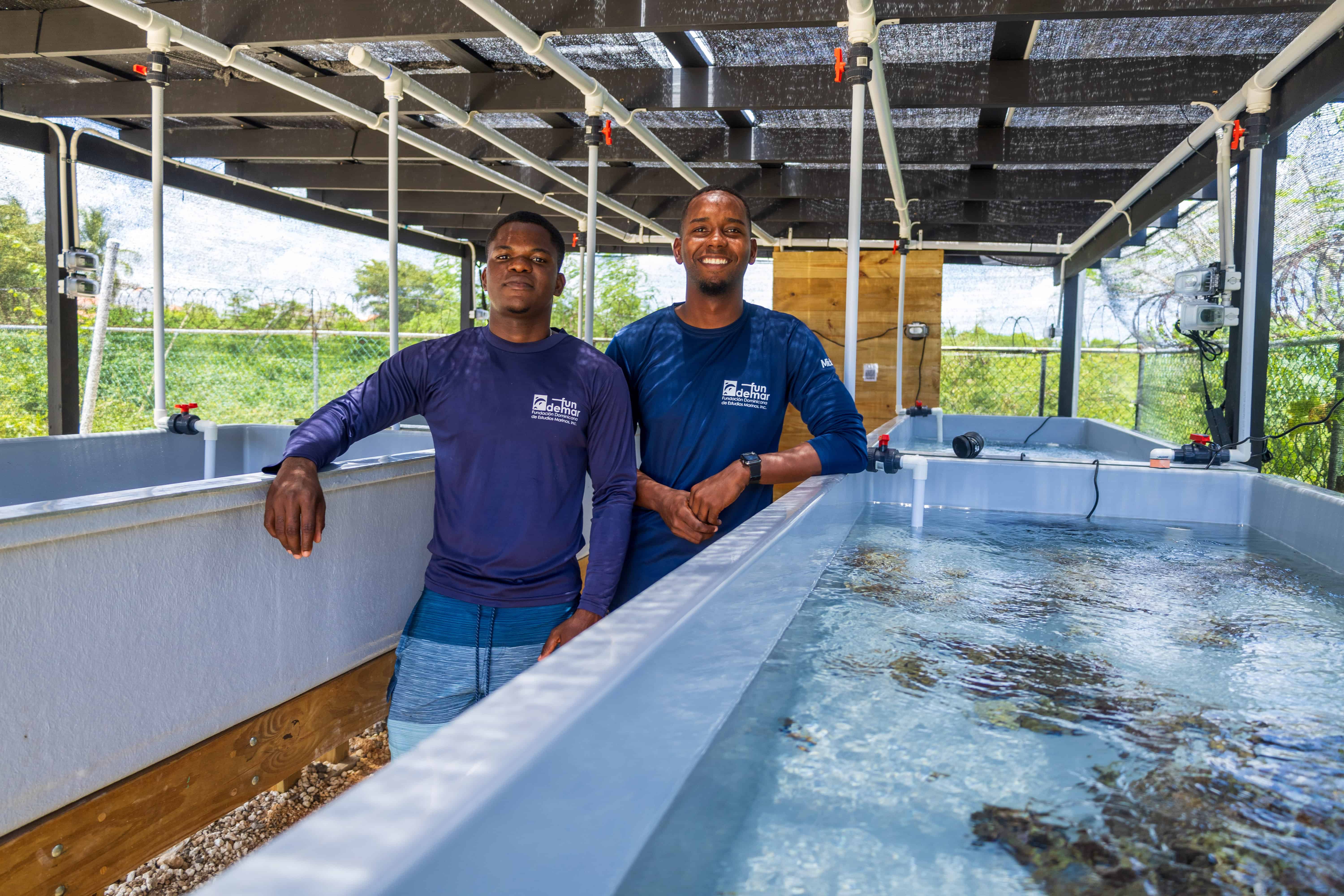 Wilkin Espique y Michael del Rosario, oriundos de Bayahibe y parte del equipo de Fundemar.&nbsp;