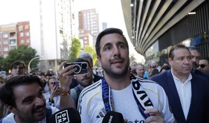 Riquelme entrega la documentaci&oacute;n para ser candidato a presidir el Real Madrid