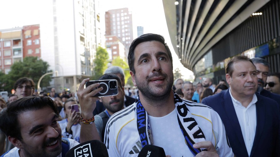 Riquelme entrega la documentación para ser candidato a presidir el Real Madrid Riquelme entrega la documentación para ser candidato a presidir el Real Madrid