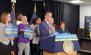 Espaillat: Las familias merecen inversi&oacute;n social, no una m&aacute;quina de deportaciones