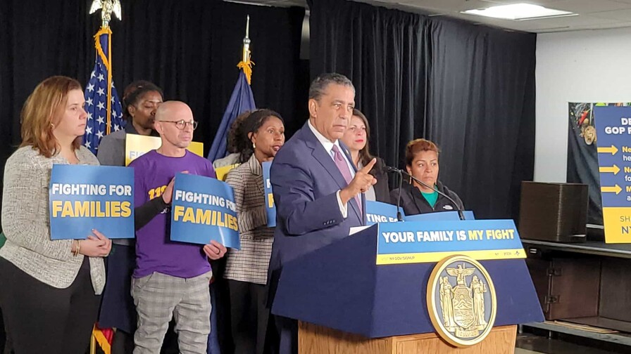 Espaillat: Las familias merecen inversi&oacute;n social, no una m&aacute;quina de deportaciones