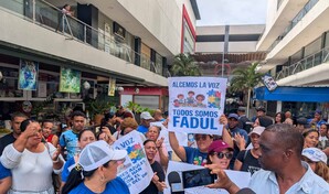 Padres de ni&ntilde;os con autismo protestan en Santiago en apoyo al doctor Fadul