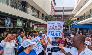 Padres de ni&ntilde;os con autismo protestan en Santiago en apoyo al doctor Fadul