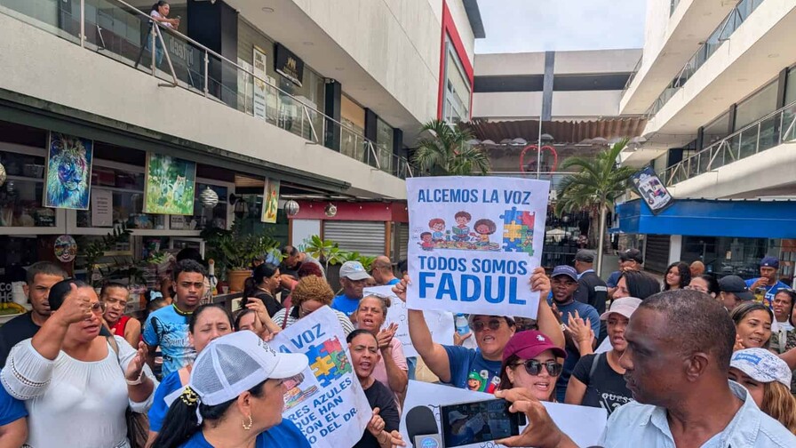 Padres de niños con autismo protestan en Santiago en apoyo al doctor Fadul Padres de niños con autismo protestan en Santiago en apoyo al doctor Fadul