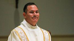 El cofundador del imperio de cosm&eacute;ticos e.l.f. se ordena como sacerdote en Estados Unidos