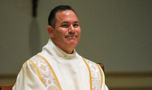 El cofundador del imperio de cosm&eacute;ticos e.l.f. se ordena como sacerdote en Estados Unidos