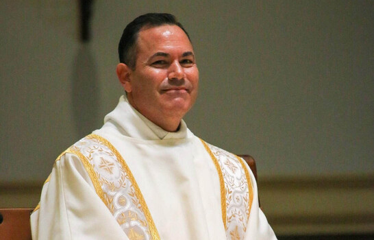 El cofundador del imperio de cosm&eacute;ticos e.l.f. se ordena como sacerdote en Estados Unidos