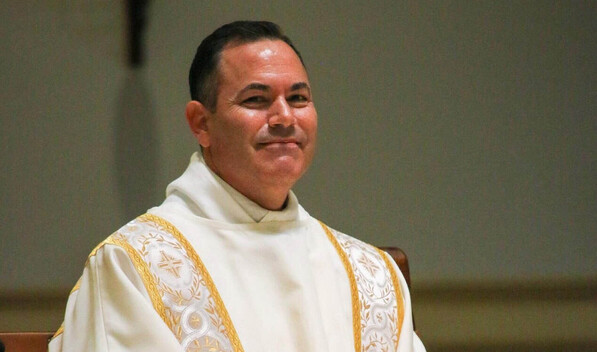 El cofundador del imperio de cosm&eacute;ticos e.l.f. se ordena como sacerdote en Estados Unidos