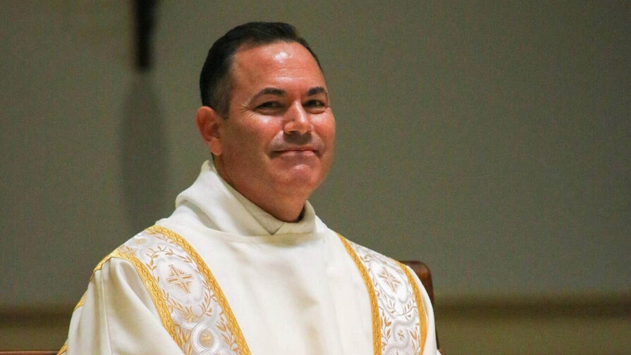 El cofundador del imperio de cosméticos e.l.f. se ordena como sacerdote en Estados Unidos El cofundador del imperio de cosméticos e.l.f. se ordena como sacerdote en Estados Unidos