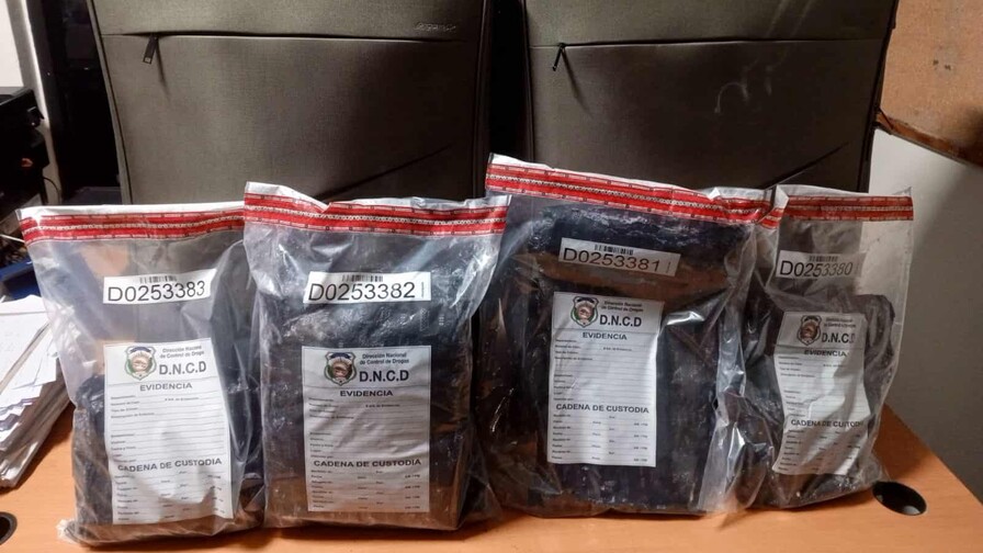 Arrestan a una estadounidense con más de siete kilos de presunta cocaína en AILA Arrestan a una estadounidense con más de siete kilos de presunta cocaína en AILA