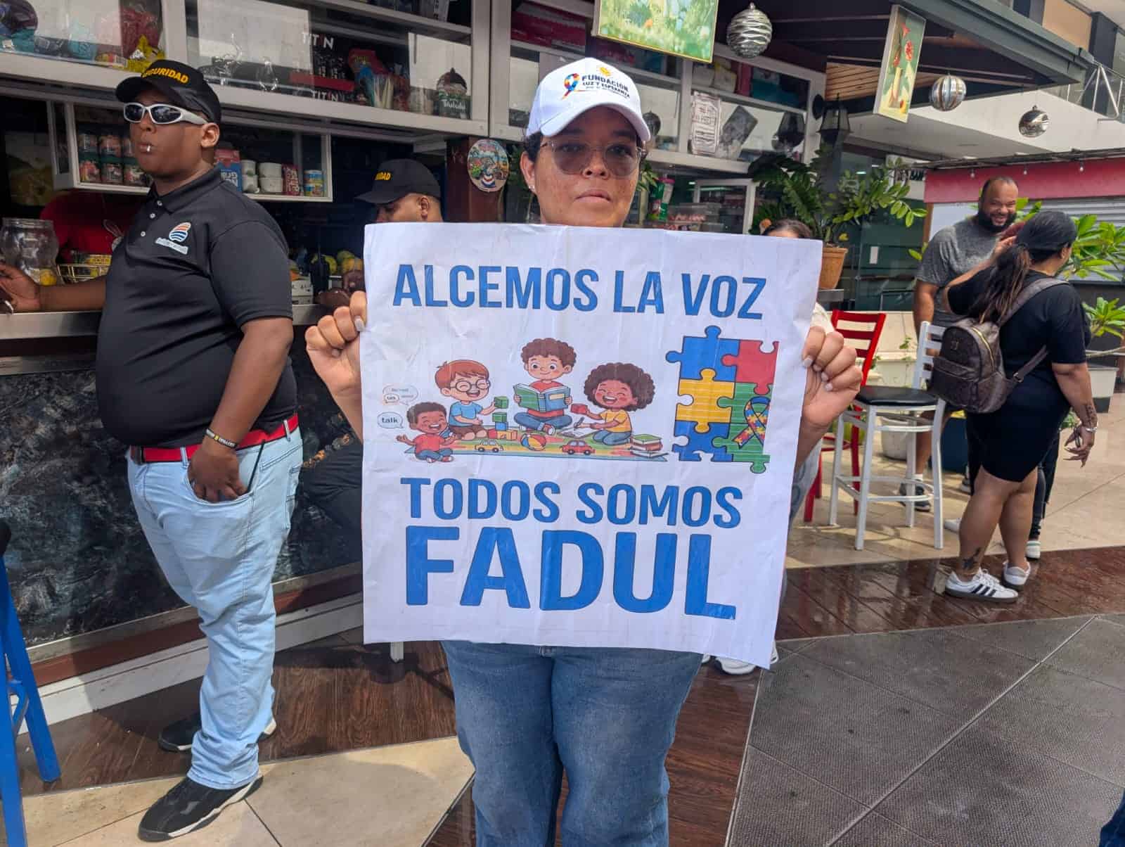 Manifestantes sostienen pancartas durante la concentración realizada en Santiago en apoyo al doctor Ernesto Fadul.