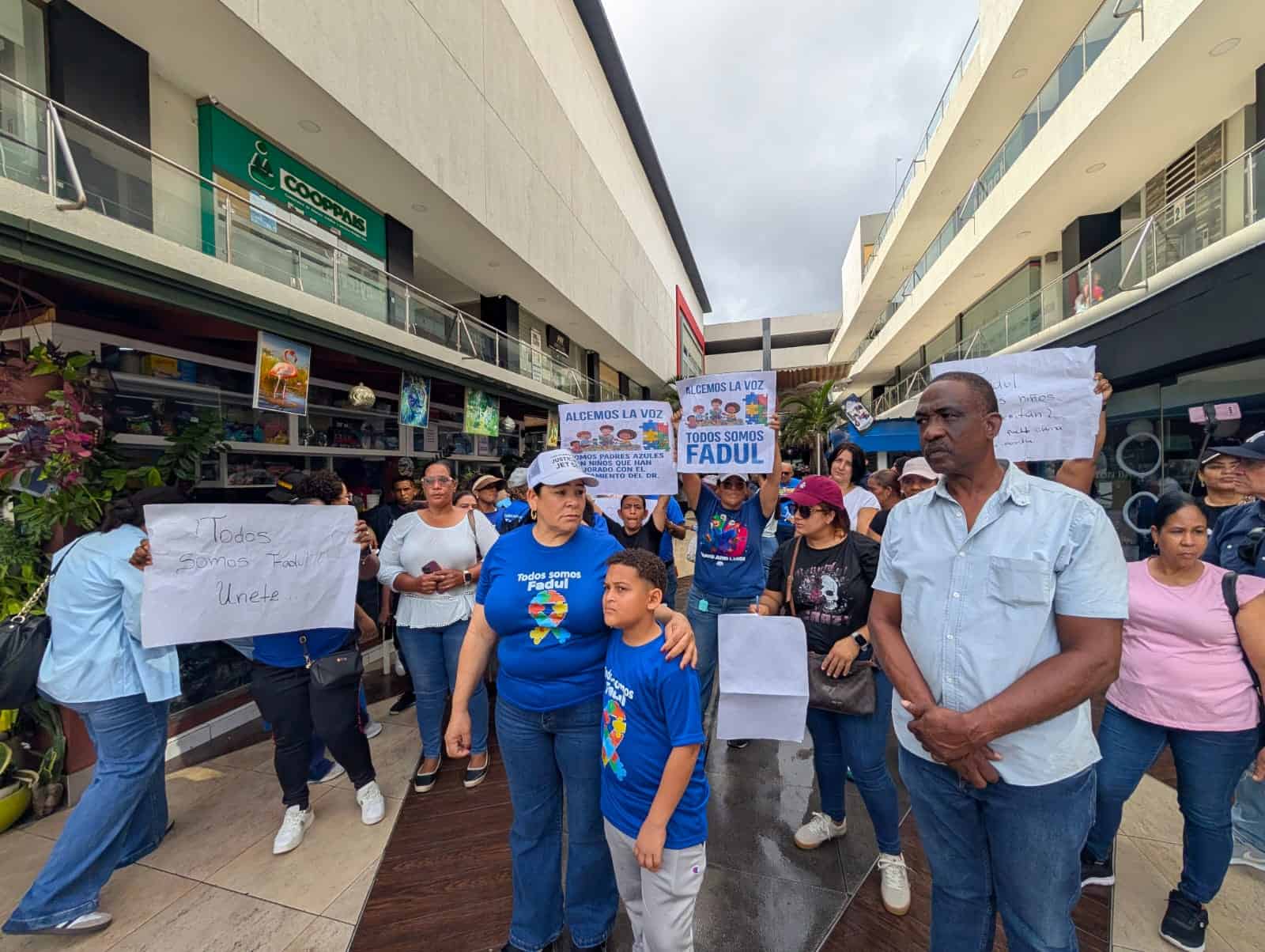 Decenas de familias participaron en una protesta pacífica para exigir que el doctor Ernesto Fadul continúe ofreciendo suplementos y tratamientos a niños con autismo.