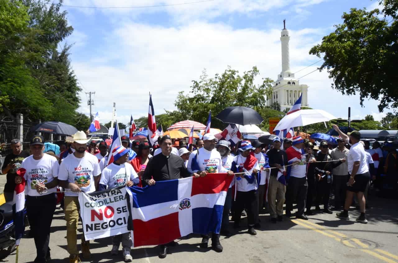 La marcha comenzó en el Monumento a los Héroes de la Restauración.