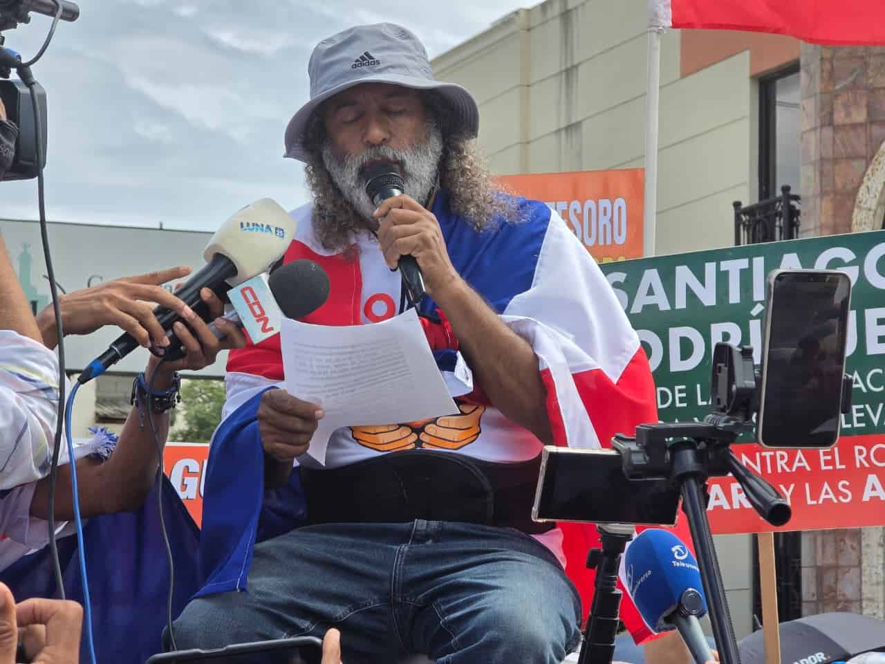 La marcha tuvo la intervención de sacerdotes y activista.