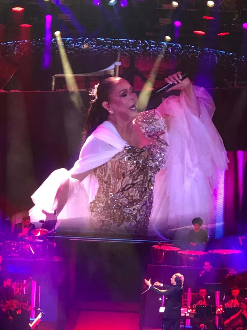 Isabel Pantoja durante su presentaci&oacute;n en Altos de Chav&oacute;n