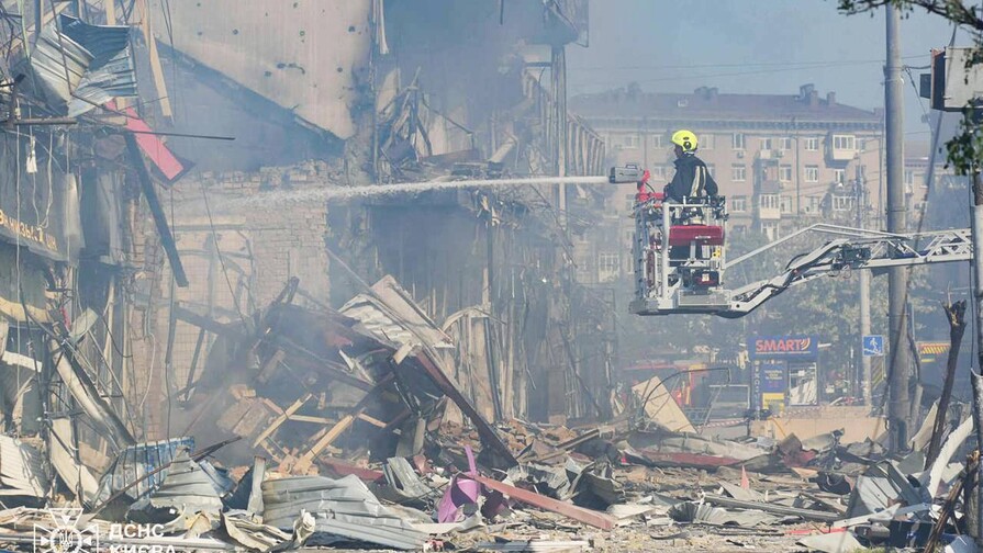 Bombardeo masivo ruso en Kiev: dos muertos y decenas de heridos Bombardeo masivo ruso en Kiev: dos muertos y decenas de heridos